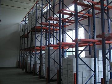 รถยกพาเลท Drive In Racking สำหรับผลิตภัณฑ์หมุนเวียนที่เป็นเนื้อเดียวกัน